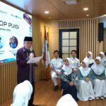 Penyair taufiq ismail dikenal sebagai sastrawan yang konsisten menyuarakan kritik sosial melalui karya karyanya